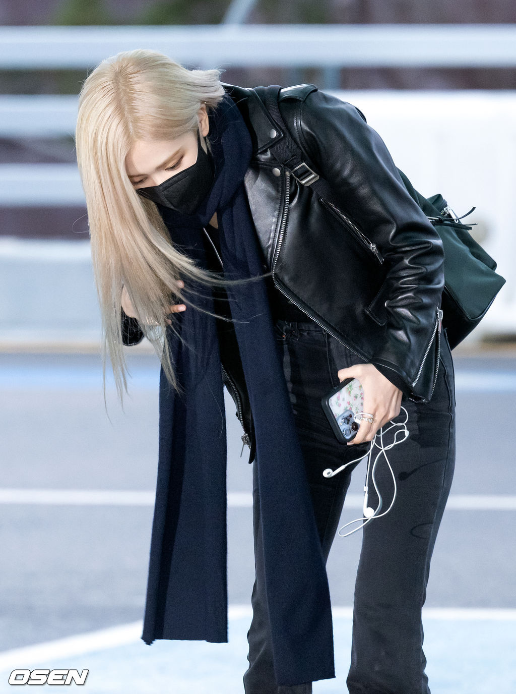 블랙핑크 로제가 출국장으로 향하며 취재진을 향해 포즈를 취하고 있다. 2022.03.19 /rumi@osen.co.kr