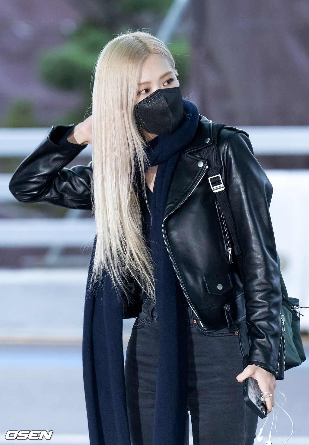 블랙핑크 로제가 출국장으로 향하며 취재진을 향해 포즈를 취하고 있다. 2022.03.19 /rumi@osen.co.kr
