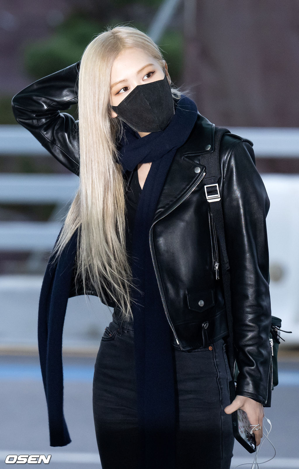 블랙핑크 로제가 출국장으로 향하며 취재진을 향해 포즈를 취하고 있다. 2022.03.19 /rumi@osen.co.kr