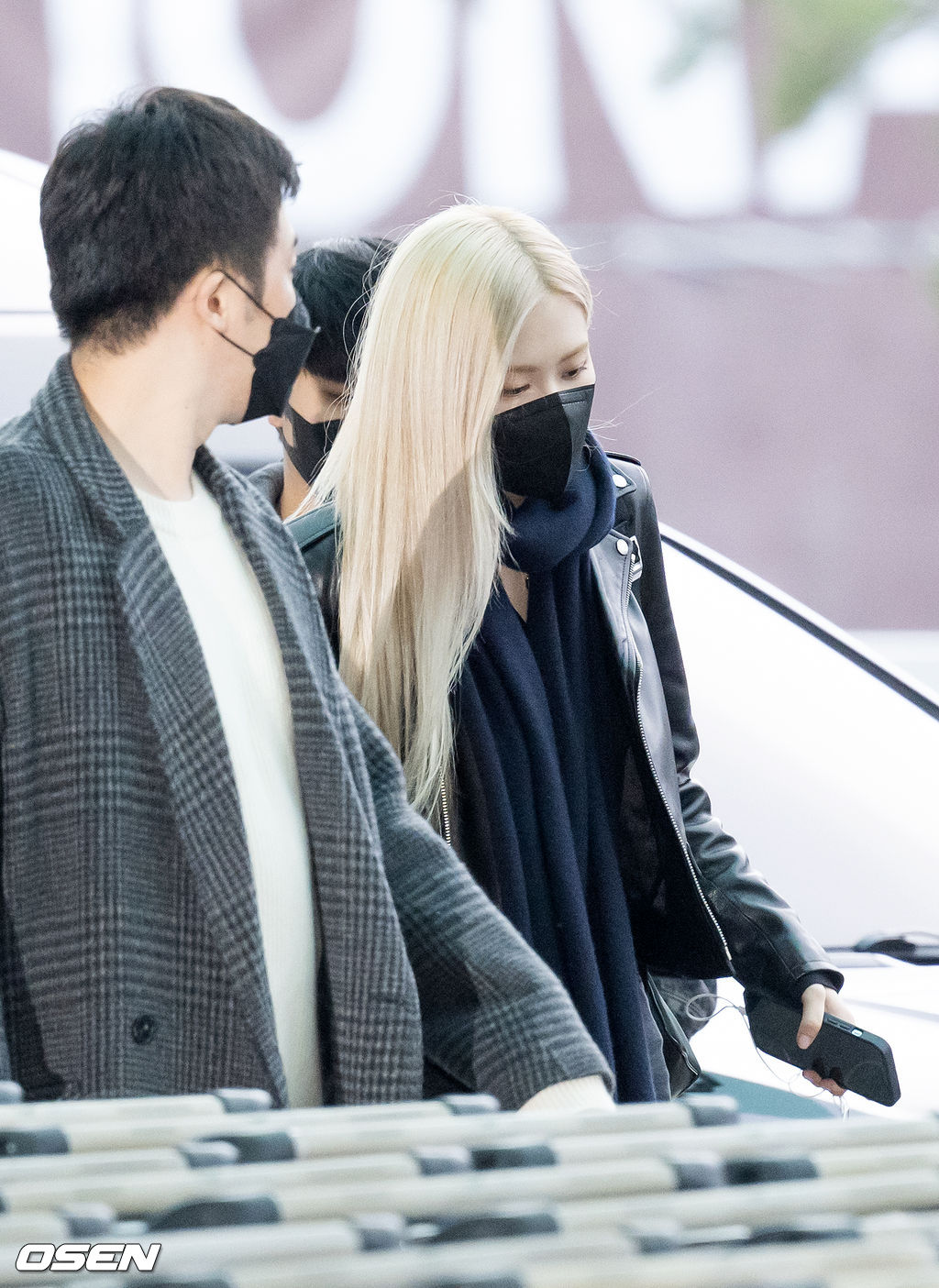 블랙핑크 로제가 출국장으로 향하며 취재진을 향해 포즈를 취하고 있다. 2022.03.19 /rumi@osen.co.kr