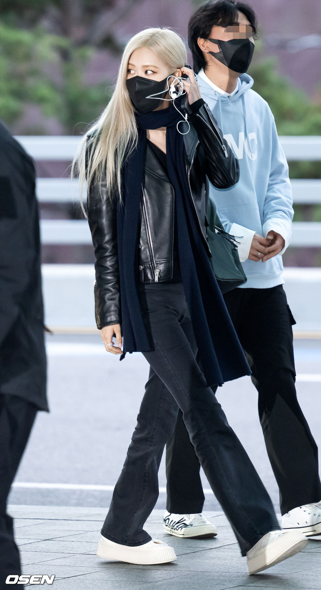 블랙핑크 로제가 출국장으로 향하며 취재진을 향해 포즈를 취하고 있다. 2022.03.19 /rumi@osen.co.kr