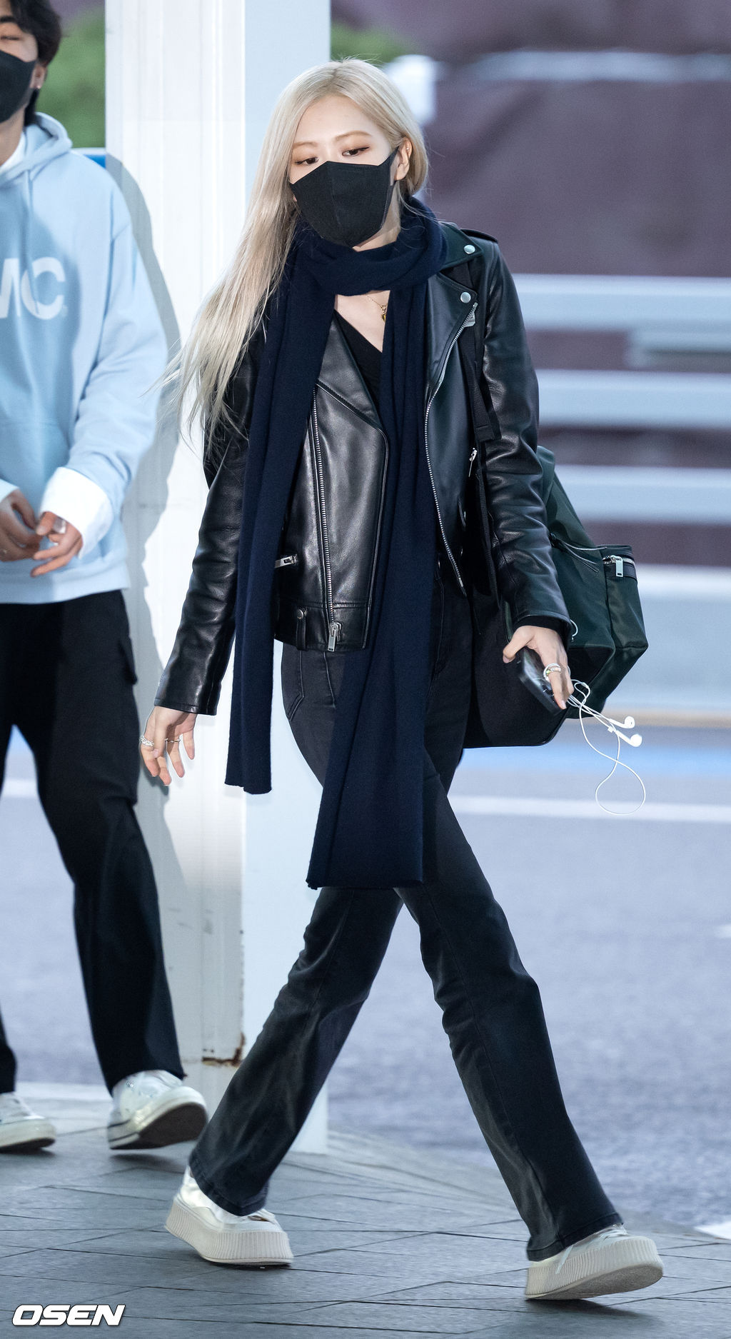 블랙핑크 로제가 출국장으로 향하며 취재진을 향해 포즈를 취하고 있다. 2022.03.19 /rumi@osen.co.kr