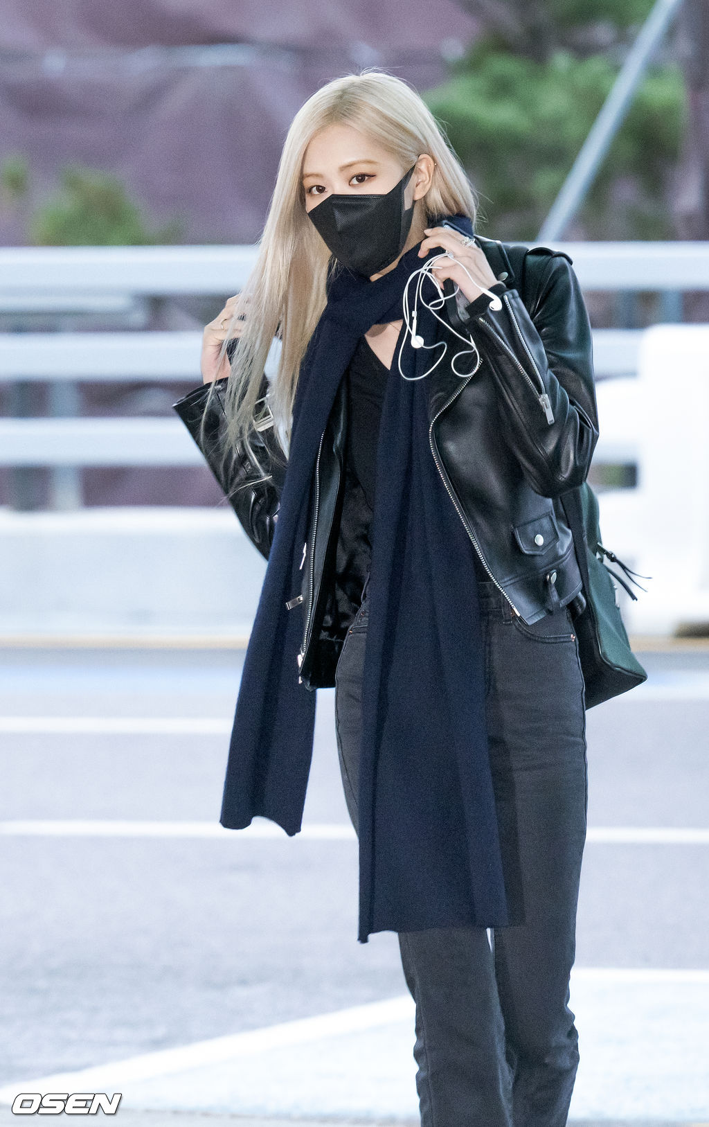 블랙핑크 로제가 출국장으로 향하며 취재진을 향해 포즈를 취하고 있다. 2022.03.19 /rumi@osen.co.kr