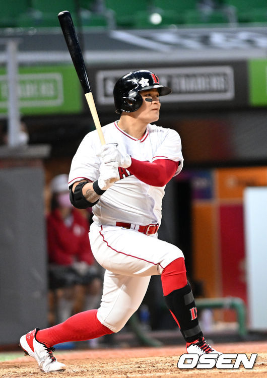 21일 인천 SSG랜더스필드에서 ’2022 신한은행 SOL KBO리그’ 시범경기 SSG 랜더스와 LG 트윈스의 경기가 열렸다.4회말 무사 선두타자로 나선 SSG 추신수가 안타를 날리고 있다. 2022.03.21 / dreamer@osen.co.kr