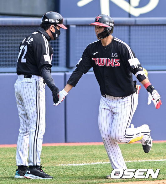 24일 오후 서울 서울잠실야구장에서 ’2022 신한은행 SOL KBO리그’ 두산 베어스와 LG 트윈스의 시범경기가 열렸다. 4회초 1사 LG 송찬의가 역전 솔로 홈런을 날린 뒤 그라운드를 돌고 있다. 2022.03.24 /ksl0919@osen.co.kr