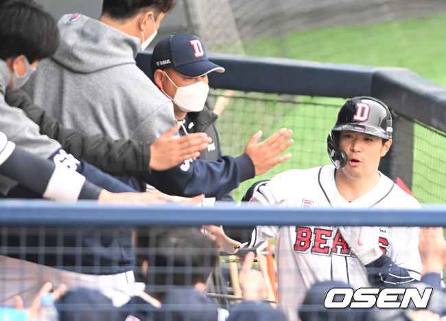 24일 오후 서울 서울잠실야구장에서 ’2022 신한은행 SOL KBO리그’ 두산 베어스와 LG 트윈스의 시범경기가 열렸다. 6회말 1사 두산 김재환이 동점 솔로 홈런을 날린 뒤 더그아웃에서 동료 선수들과 기쁨을 나누고 있다. 2022.03.24 /ksl0919@osen.co.kr