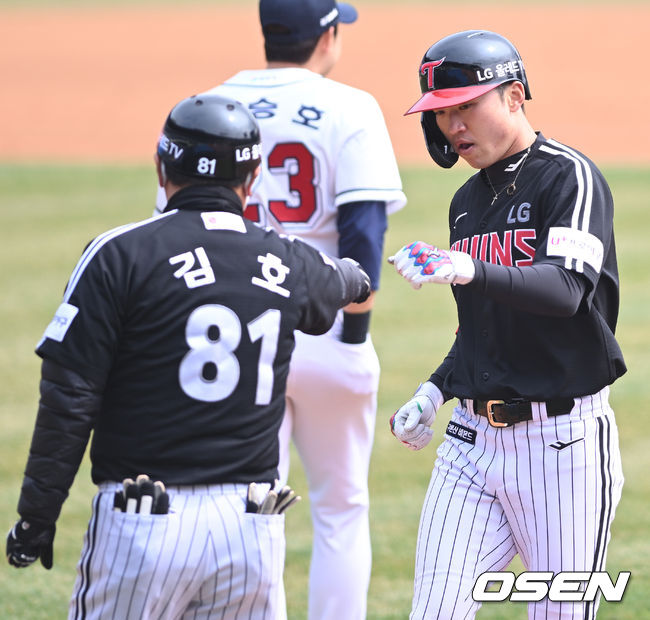 24일 오후 서울 서울잠실야구장에서 ’2022 신한은행 SOL KBO리그’ 두산 베어스와 LG 트윈스의 시범경기가 열렸다. 3회초 무사 2루 LG 박해민이 동점 1타점 적시타를 날린 뒤 김호 코치와 기쁨을 나누고 있다. 2022.03.24 /ksl0919@osen.co.kr
