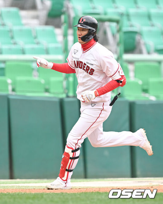 5회말 2사 SSG 오태곤이 솔로홈런을 날린뒤 베이스를 돌고 있다. 2022.03.24 / soul1014@osen.co.kr