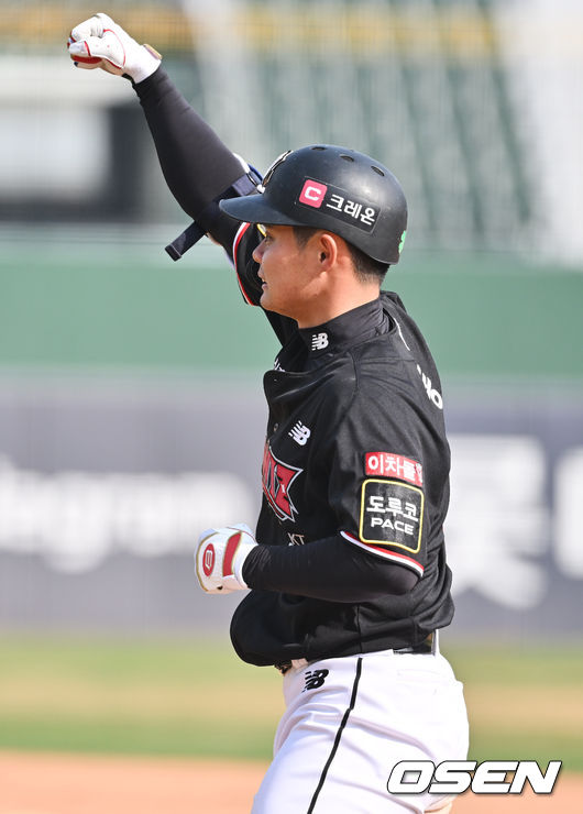 KT 권동진이 9회초 2사 2루 역전 적시타를 치고 세리머니를 하고 있다. 2022.03.24 / hyun309@osen.co.kr