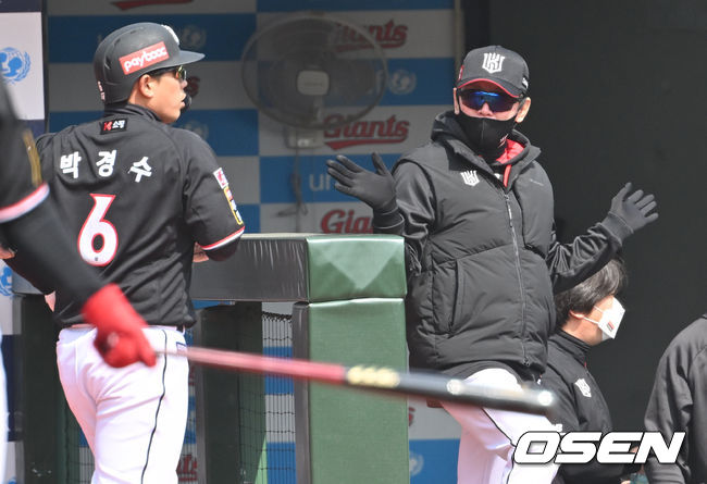 KT 박경수가 3회초 1사 좌월 솔로 홈런을 치고 이강철 감독의 축하를 받고 있다. 2022.03.24 / hyun309@osen.co.kr