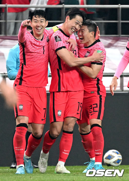 후반 한국 김영권이 팀 두번째 골을 작렬시킨 뒤 손흥민-권창훈과 환호하고 있다. 2022.03.24 / dreamer@osen.co.kr