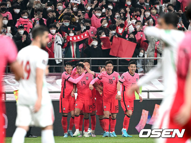 24일 오후 서울월드컵경기장에서 파울루 벤투 감독이 이끄는 대한민국 축구대표팀이 이란과 ‘2022 카타르월드컵’ 최종예선 A조 9차전이 열렸다.후반 한국 김영권이 팀 두번째 골을 작렬시킨 뒤 동료들과 환호하고 있다. 2022.03.24 / dreamer@osen.co.kr