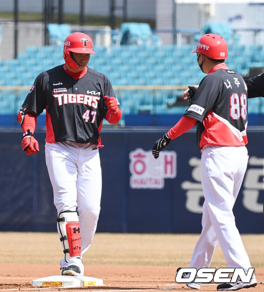 KIA 타이거즈 나성범이 안타를 때리고 축하를 받고 있다./OSEN DB