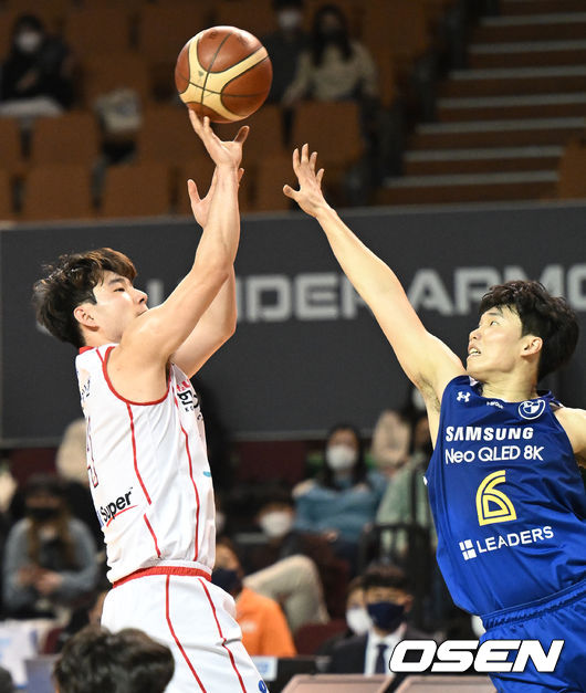 24일 오후 서울 송파구 잠실실내체육관에서 ’2021-2022 KGC 인삼공사 정관장 프로농구’ 서울 삼성과 대구 가스공사의 경기가 열렸다.3쿼터 가스공사 김낙현이 슛을 시도하고 있다. 2022.03.24 / ksl0919@osen.co.kr