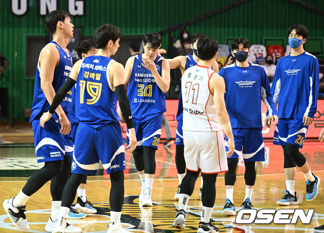 24일 오후 서울 송파구 잠실실내체육관에서 ’2021-2022 KGC 인삼공사 정관장 프로농구’ 서울 삼성과 대구 가스공사의 경기가 열렸다.이날 경기는 대구 가스공사가 서울 삼성을 상대로 90-67로 승리했다.승리가 확정된 순간 삼성 선수들이 아쉬워하고 있다. 2022.03.24 / ksl0919@osen.co.kr