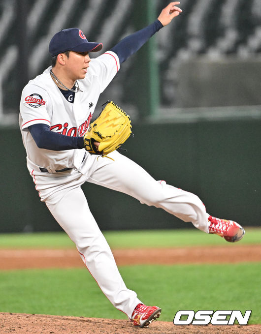 롯데 김유영이 8회초 역투하고 있다. 2022.03.22 / hyun309@osen.co.kr