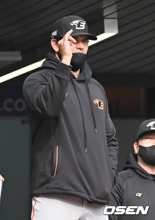 9회말 한화 수베로 감독이 작전 지시를 하고 있다. 2022.03.24 / soul1014@osen.co.kr