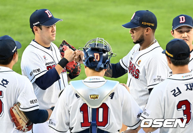 두산 양석환(좌)과 아리엘 미란다 / OSEN DB