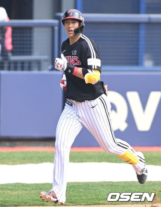 4회초 1사 LG 송찬의가 역전 솔로 홈런을 날린 뒤 그라운드를 돌고 있다. 2022.03.24 /ksl0919@osen.co.kr