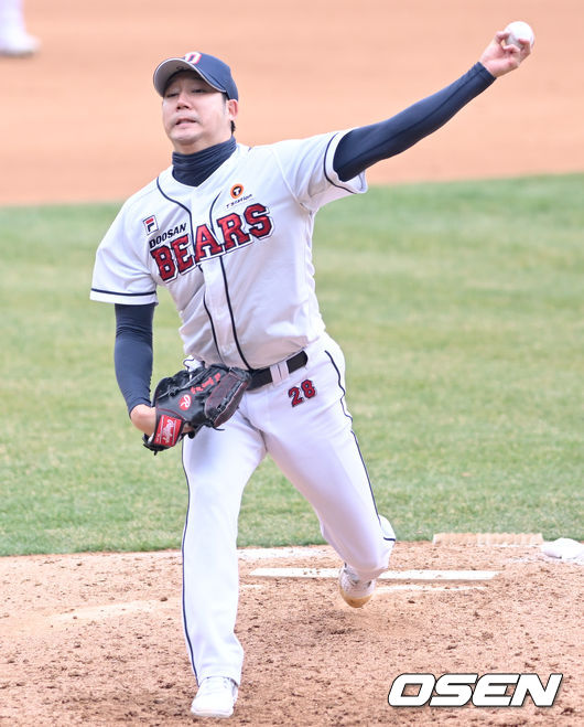 24일 오후 서울 서울잠실야구장에서 ’2022 신한은행 SOL KBO리그’ 두산 베어스와 LG 트윈스의 시범경기가 열렸다. 7회초 두산 장원준이 마운드에 올라 힘차게 공을 뿌리고 있다. 2022.03.24 /ksl0919@osen.co.kr