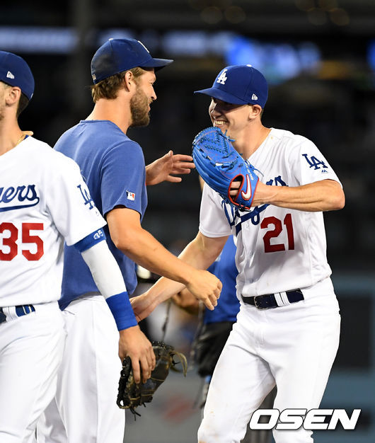 LA 다저스 워커 뷸러(오른쪽)가 클레이튼 커쇼와 포옹을 하고 있다. /OSEN DB