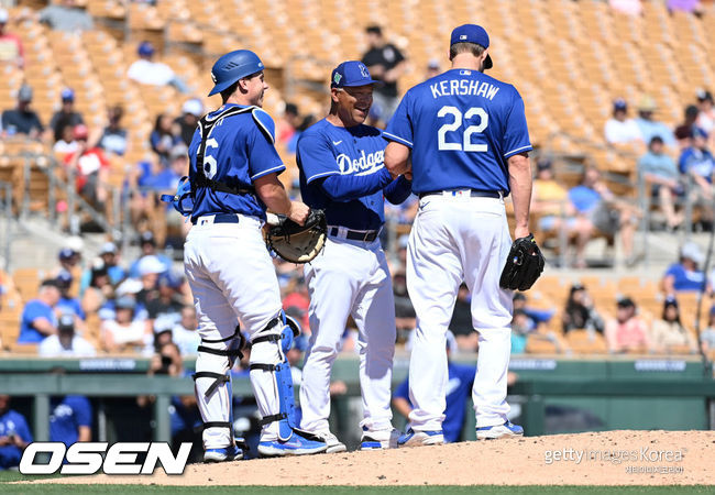 [사진] 클레이튼 커쇼가 데이브 로버츠 감독에게 공을 넘기며 교체되고 있다. ⓒGettyimages(무단전재 및 재배포 금지)