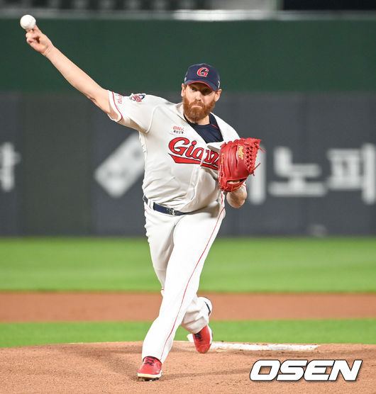 롯데 자이언츠 출신으로 미국 메이저리그 애리조나 유니폼을 입은 댄 스트레일리가 시범경기에서 고전하고 있다. / OSEN DB