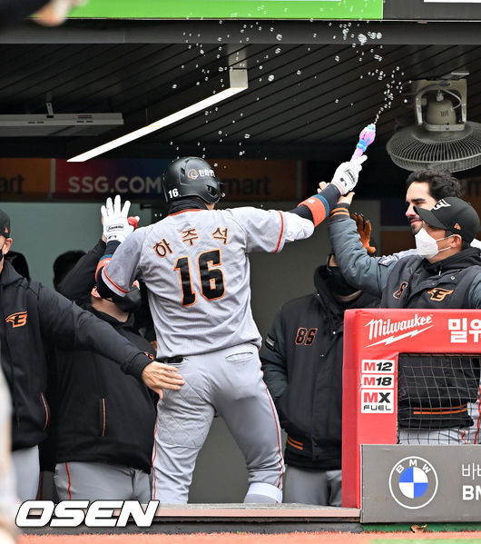 4회초 1사 한화 하주석이 선취 솔로 홈런을 날린 후 덕아웃에서 기뻐하고 있다. 2022.03.25 /rumi@osen.co.kr