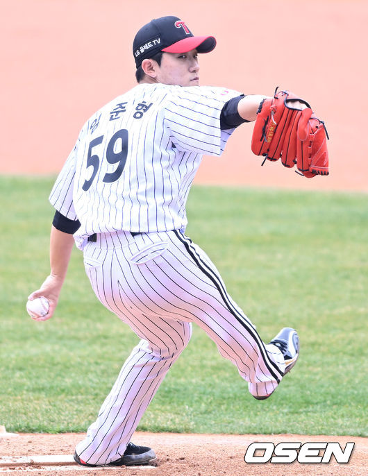 25일 오후 서울 서울잠실야구장에서 ’2022 신한은행 SOL KBO리그’ LG 트윈스와 두산 베어스의 시범경기가 열렸다.1회초 LG 선발 임준형이 마운드에 올라 힘차게 공을 뿌리고 있다. 2022.03.25 /ksl0919@osen.co.kr