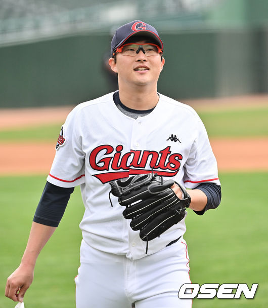 롯데 박세웅이 6회초 수비를 무실점으로 막고 마운드를 내려오며 미소짓고 있다. 2022.03.25 / hyun309@osen.co.kr