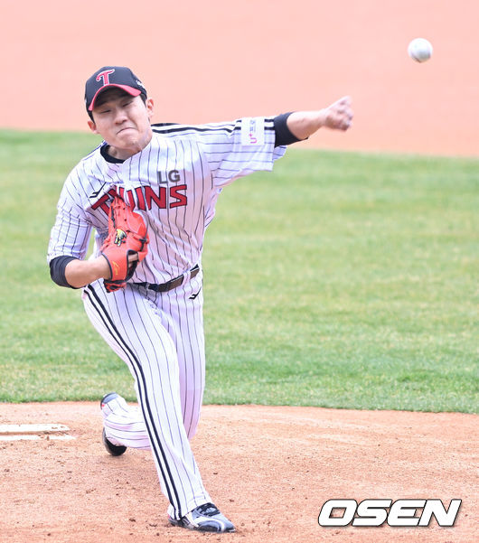 1회초 LG 선발 임준형이 마운드에 올라 힘차게 공을 뿌리고 있다. 2022.03.25 /ksl0919@osen.co.kr