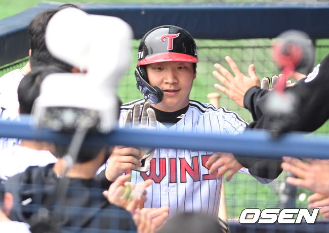 25일 오후 서울 서울잠실야구장에서 ’2022 신한은행 SOL KBO리그’ LG 트윈스와 두산 베어스의 시범경기가 열렸다.4회말 1사 2, 3루 LG 이상호의 내야땅볼 때 3루 주자 문보경이 득점을 올린 뒤 더그아웃에서 기쁨을 나누고 있다. 2022.03.25 /ksl0919@osen.co.kr