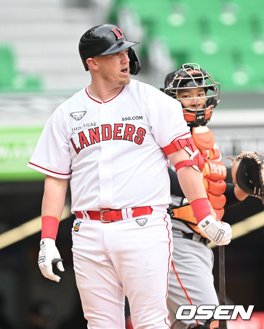 7회말 스탠딩 삼진아웃 당한 SSG 크론이 판정에 아쉬워하고 있다. 2022.03.24 / soul1014@osen.co.kr