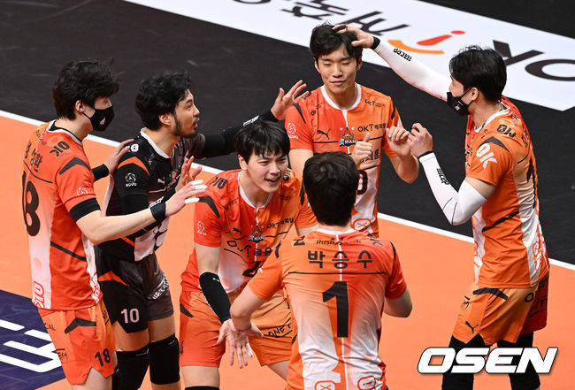25일 오후 경기도 안산시 상록수체육관에서 ‘도드람 2021-2022 V-리그’ OK금융그룹과 대한항공의 경기가 열렸다.득점에 성공한 OK금융그룹 선수들이 환호하고 있다. 2022.03.25 / sunday@osen.co.kr