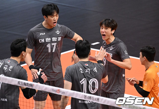 25일 오후 경기도 안산시 상록수체육관에서 ‘도드람 2021-2022 V-리그’ OK금융그룹과 대한항공의 경기가 열렸다.1세트 대한항공 곽승석이 서브에이스에 환호하고 있다. 2022.03.25 / sunday@osen.co.kr