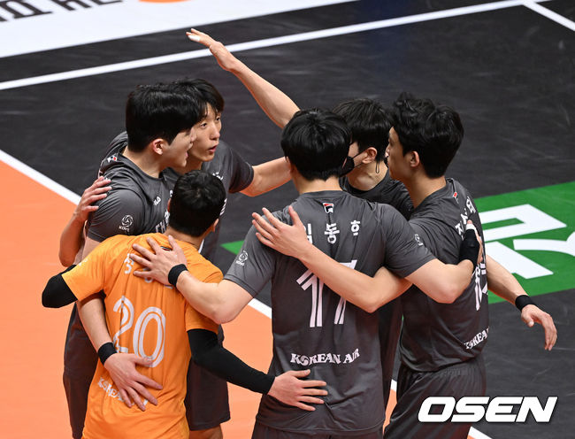 25일 오후 경기도 안산시 상록수체육관에서 ‘도드람 2021-2022 V-리그’ OK금융그룹과 대한항공의 경기가 열렸다.1세트 득점에 성공한 대한항공 선수들이 환호하고 있다. 2022.03.25 / sunday@osen.co.kr