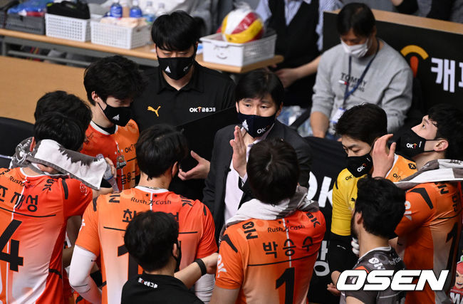 25일 오후 경기도 안산시 상록수체육관에서 ‘도드람 2021-2022 V-리그’ OK금융그룹과 대한항공의 경기가 열렸다.1세트 OK금융그룹 석진욱 감독이 작전을 지시하고 있다. 2022.03.25 / sunday@osen.co.kr