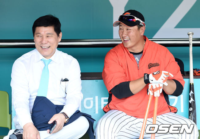 허구연(왼쪽) KBO 신임 총재가 해설위원 시절 롯데 이대호와 웃으며 대화하고 있다. 2017.06.22 /OSEN DB