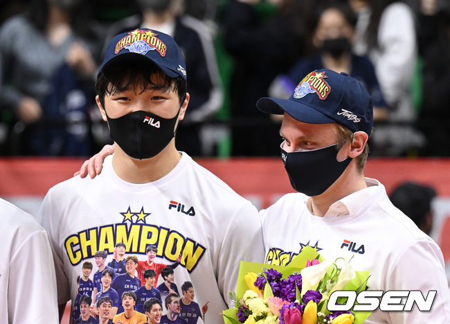 대한항공이 정규리그 1위를 확정했다. 5시즌 연속 챔피언결정전 진출에 성공했다.대한항공은 25일 안산 상록수체육관에서 열린 도드람 2021-2022 V리그 남자부 OK금융그룹과 6라운드, 시즌 최종전에서 세트 스코어 3-0(25-20, 25-23, 26-24) 승리를 거뒀다. 임동혁이 23득점, 정지석이 18득점, 곽승석이 10득점 활약을 펼치면서 팀 승리를 이끌었다.대한항공 토미 틸리카이넨 감독이 임동혁과 정규리그 1위의 기쁨을 나누고 있다. 2022.03.25 / sunday@osen.co.kr