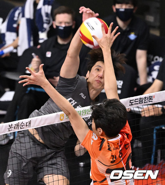 25일 오후 경기도 안산시 상록수체육관에서 ‘도드람 2021-2022 V-리그’ OK금융그룹과 대한항공의 경기가 열렸다.1세트 OK금융그룹 곽승석이 공격을 시도하고 있다. 2022.03.25 / sunday@osen.co.kr