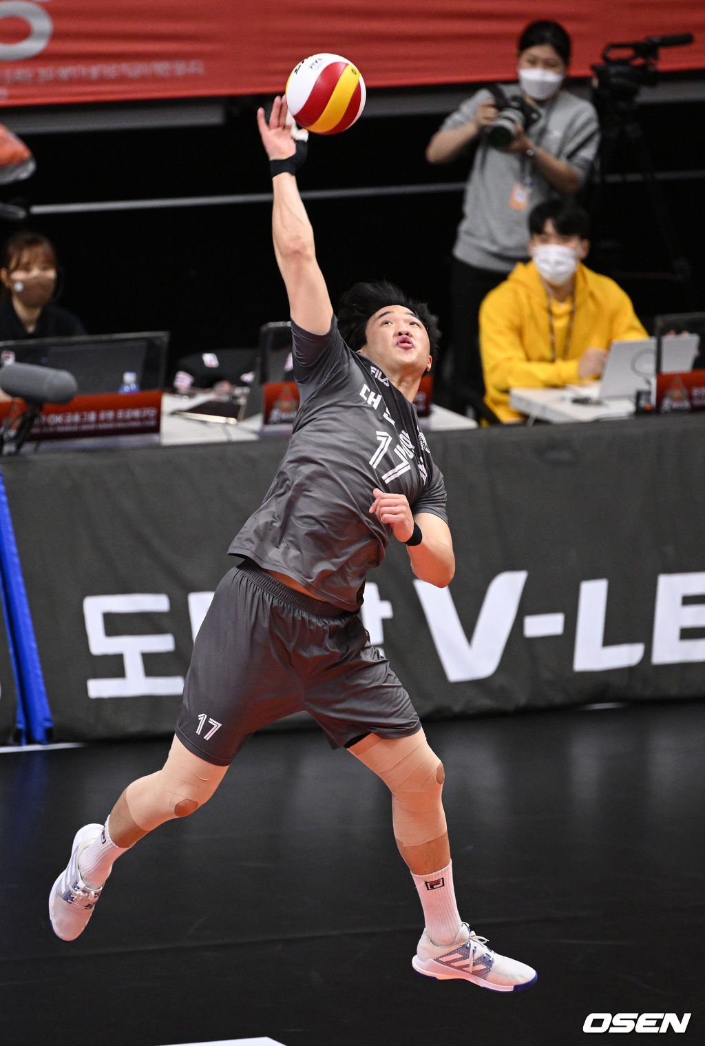 안산 상록수체육관에서 열린 ‘도드람 2021-2022 V-리그’ OK금융그룹과 대한항공의 경기, 대한항공 임동혁이 서브를 하고 있다. 2022.03.25 / sunday@osen.co.kr