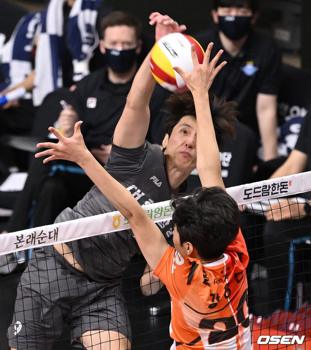안산 상록수체육관에서 열린 ‘도드람 2021-2022 V-리그’ OK금융그룹과 대한항공의 경기, 대한항공 곽승석이 공격을 시도하고 있다. 2022.03.25 / sunday@osen.co.kr