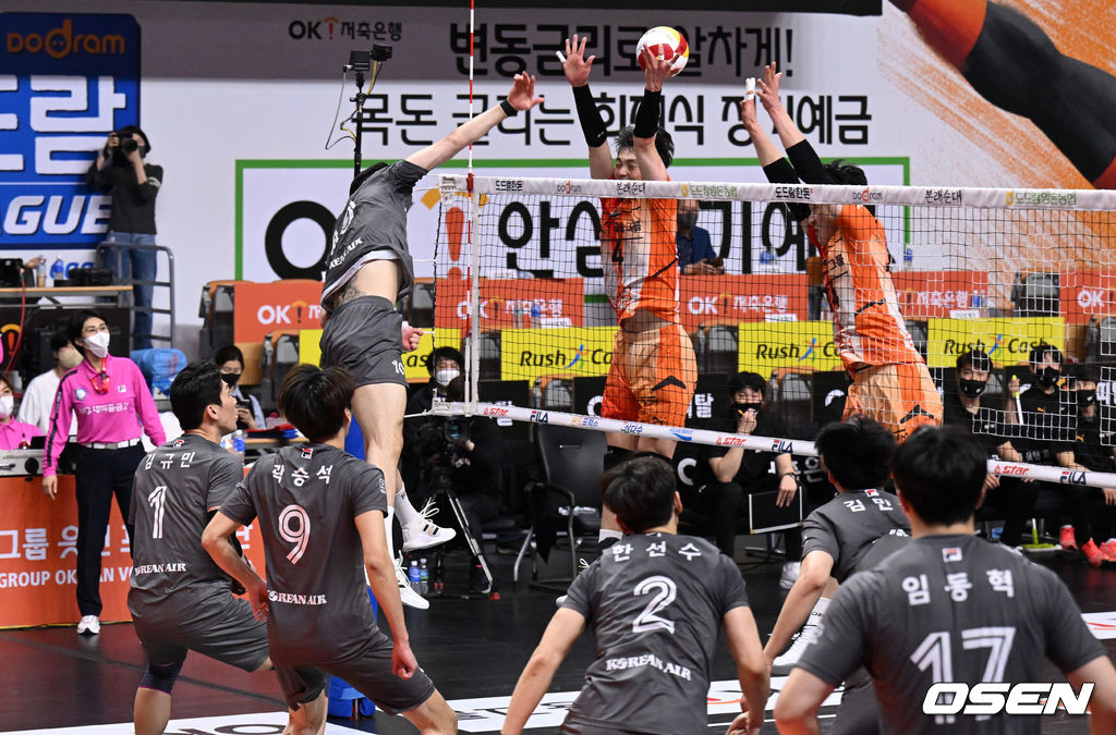 안산 상록수체육관에서 열린 ‘도드람 2021-2022 V-리그’ OK금융그룹과 대한항공의 경기, 대한항공 정지석이 공격에 성공하고 있다. 2022.03.25 / sunday@osen.co.kr