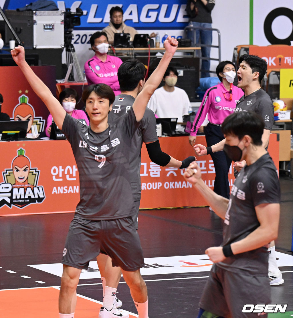 안산 상록수체육관에서 열린 ‘도드람 2021-2022 V-리그’ OK금융그룹과 대한항공의 경기, 대한항공 선수들이 승리에 환호하고 있다. 2022.03.25 / sunday@osen.co.kr