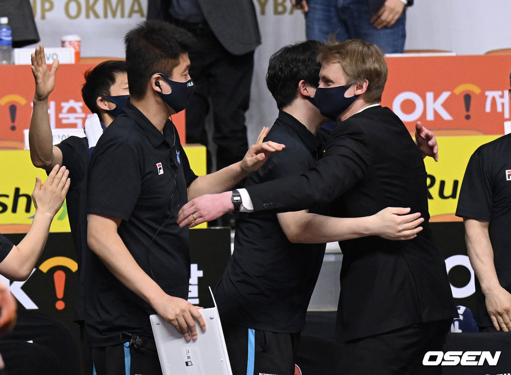 안산 상록수체육관에서 열린 ‘도드람 2021-2022 V-리그’ OK금융그룹과 대한항공의 경기, 정규리그 1위를 차지한 대한항공 틸리카이넨 감독이 스태프와 기쁨을 나누고 있다. 2022.03.25 / sunday@osen.co.kr