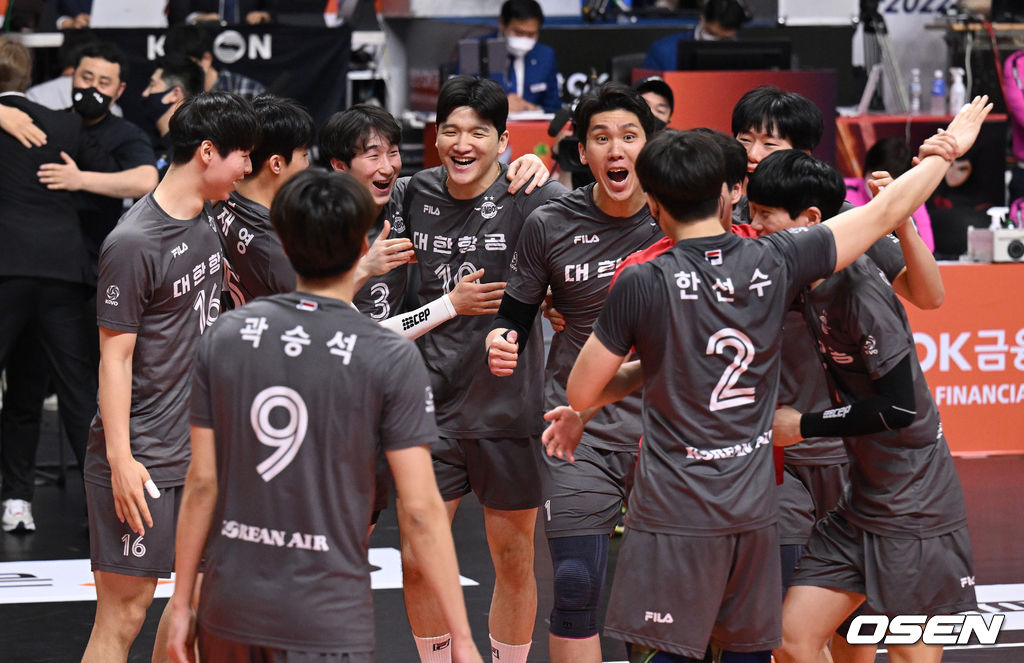 안산 상록수체육관에서 열린 ‘도드람 2021-2022 V-리그’ OK금융그룹과 대한항공의 경기, 대한항공 선수들이 승리에 환호하고 있다. 2022.03.25 / sunday@osen.co.kr
