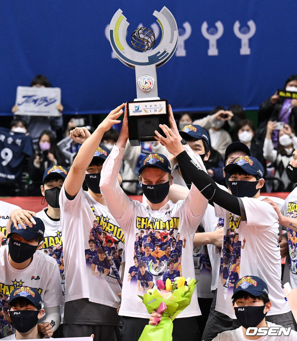 안산 상록수체육관에서 열린 ‘도드람 2021-2022 V-리그’ OK금융그룹과 대한항공의 경기, 정규리그 1위를 차지한 대한항공 선수단이 기념촬영을 하고 있다. 2022.03.25 / sunday@osen.co.kr