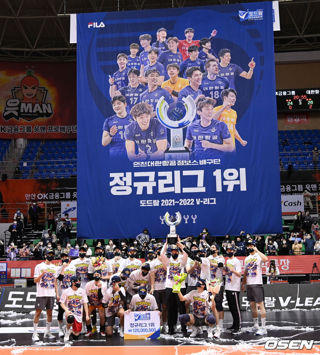 안산 상록수체육관에서 열린 ‘도드람 2021-2022 V-리그’ OK금융그룹과 대한항공의 경기, 정규리그 1위를 차지한 대한항공 선수단이 기념촬영을 하고 있다. 2022.03.25 / sunday@osen.co.kr