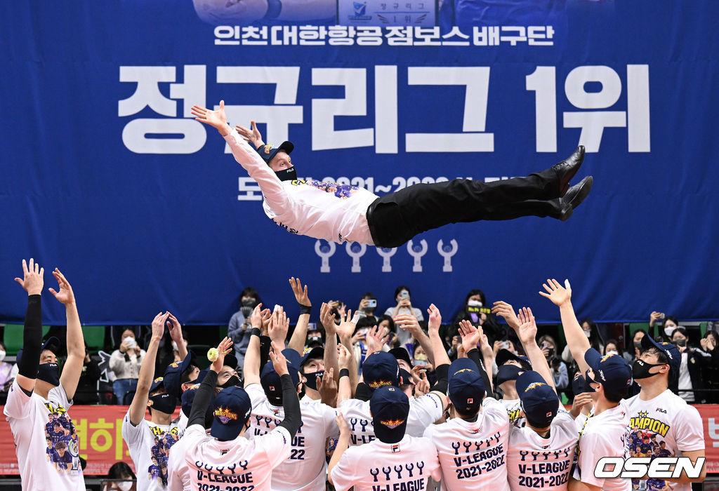 안산 상록수체육관에서 열린 ‘도드람 2021-2022 V-리그’ OK금융그룹과 대한항공의 경기, 대한항공 토미 틸리카이넨 감독이 선수들에게 헹가래를 받고 있다. 2022.03.25 / sunday@osen.co.kr