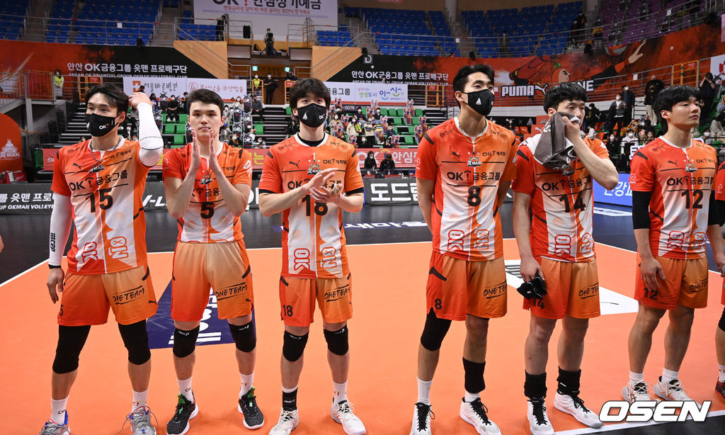 안산 상록수체육관에서 열린 ‘도드람 2021-2022 V-리그’ OK금융그룹과 대한항공의 경기, OK금융그룹 선수단이 정규리그 1위를 차지한 대한항공 선수단에게 박수를 보내고 있다. 2022.03.25 / sunday@osen.co.kr